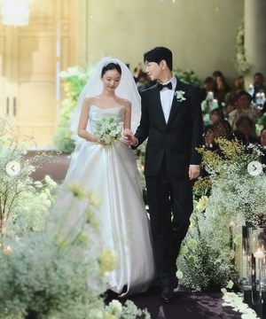 김지영, 호화+화려 결혼식 내부사진 공개..잘생긴 남편+잘 감춘 D라인 - 뉴스 썸네일 이미지