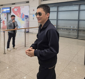 양조위와 일디코 에네디 감독 내한 관련 이미지