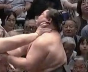 뺨 때리고 제자 폭행...176kg 일본 레전드, "술 취해 女 엉덩이 만져서" ... - 뉴스 썸네일 이미지