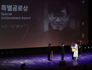 전주국제영화제에서 故 안성기 특별공로상을 대리 수상한 안필립