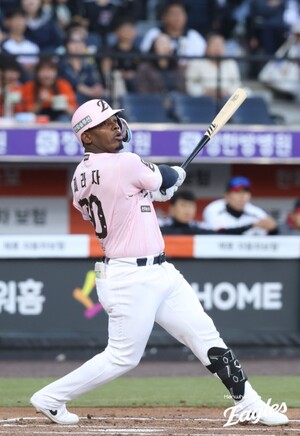 LG 4연속 안타에 2득점→페라자 한 방에 동점… 몬스터월 넘겼다, 시즌 6호 투런포