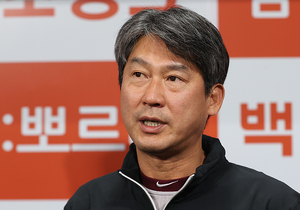 [포토S] 인터뷰 하는 설종진 감독