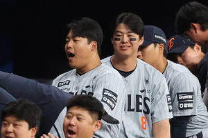 [포토S] 만루 홈런 날리고 여유 넘치는 노시환