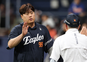 [포토S] 류현진, 김경문 감독과 하이파이브