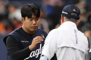 [포토S] 김경문 감독과 하이파이브 하는 강백호