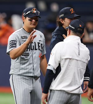 [포토S] 김경문 감독과 하이파이브 하는 김서현