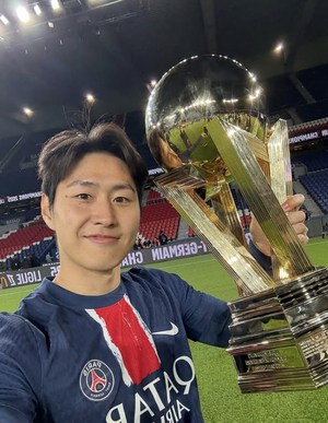 유럽 빅리그 11번째 우승 韓 축구 이런 커리어 없었다…이강인 또 트로피 번쩍, PSG 리그앙 5연패 → 파리에서만 10개째