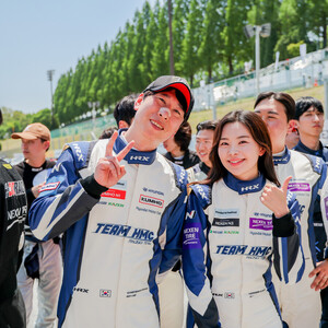 [포토] 포즈 취하는 TEAM HMC 레이서 양상국-유튜버 홍시car