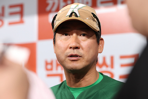 [포토S] 인터뷰 하는 설종진 감독