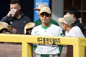[포토S] 경기 지켜보는 설종진 감독