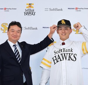日 최초 韓 태극마크 달았던 154km 파이어볼러, 감격의 NPB 복귀→소프트뱅크 입단