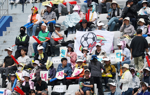 [SPO 현장] 韓 축구 응원가 오~필승 코리아 가 오~필승 내고향 으로...한국 땅을 북한 홈으로 만든 3억 공동응원단 → 내고향 힘 받아 골 폭발!