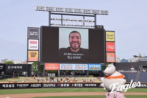류현진 형님 축하해 한화 KS행 영웅 깜짝 등장에 술렁, 정작 주인공도 모르고 있었다