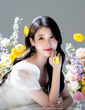 아이유, 대군부인 역사왜곡 논란 사과 후 뼈말라 시스루 자태 공개... 꽃구경 갈 필요가 없슬~