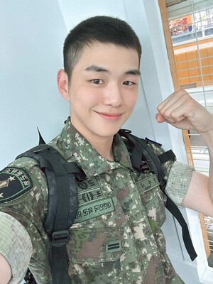 강다니엘, 군복 입어도 빛나는 비주얼...팬들 이 정도면 화보