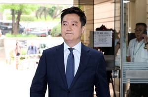 김수현 명예훼손 혐의 김세의 구속적부심…포승줄 묶여 법정行
