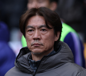 활짝 홍명보 감독 따뜻 발언... 우승컵을 들어본 게 최고지
