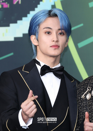 NCT 출신 마크, 1인 기획사 설립 후 첫 행보…해외서 미공개 자작곡 무대
