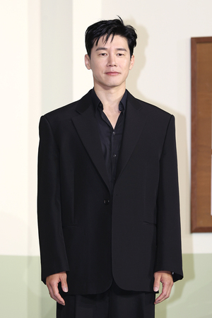[포토S] 김무열, 태평양 어깨