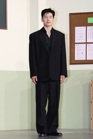 [포토S] 김무열, 블랙 슈트가 찰떡