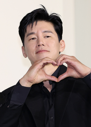 [포토S] 김무열, 느낌 있는 하트