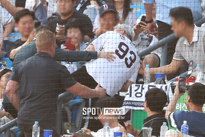 난간까지 넘은 젠슨 황, 90분 내내 팬서비스만 대박 …시구 소감 묻자 정말 형편없었죠