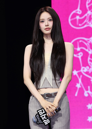 [포토S] 이즈나 방지민, 뼈말라 직각 어깨 라인