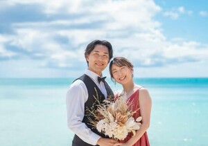 깜짝 결혼 발표! 일본 女 배드민턴 스타, 팬들의 축복 한 몸에... 무사히 결혼식 마쳐 감사 인사 전해