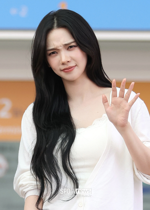 에스파 카리나, 공항서 인상 쓴 이유 해명 알레르기 때문, 속상해