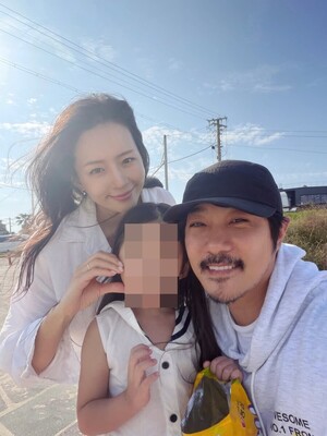 KCM, 연예인급 미모 아내·붕어빵 딸과 활짝… 행복 멀리 있지 않아