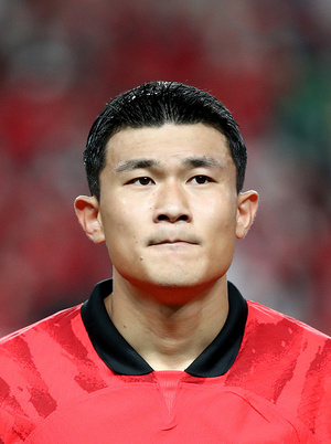 철기둥 김민재가 돌아왔다! 191cm 22골 공격수 완벽 삭제...시크, 전반 볼 터치 단 7회 뿐