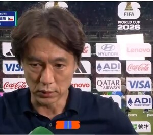 기적의 역전승 홍명보 감독 포기하지 않아준 선수들에게 감사, 축하한다는 말 전하고파