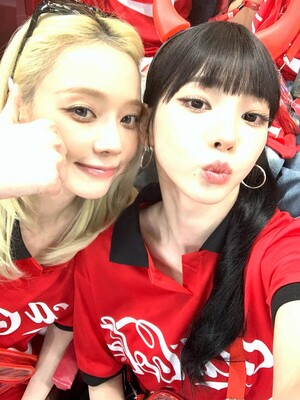 체코전 승리에 카리나·윈터→권은비도 울컥 …멕시코 역전극 현장 들썩 [이슈S]
