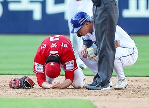 박성한 끔찍 장면, 스파이크에 손목 그대로 밟혔다… 류지혁도 본헤드 플레이로 황당 아웃