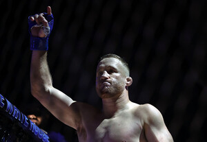 16전 16승 토푸리아 쓰러졌다 대이변! 게이치 UFC 라이트급 챔피언 등극…트럼프 앞 미국 챔피언 탄생