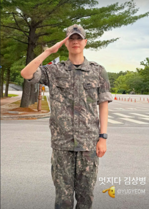 갓세븐 유겸, 벌써 상병 달았다…절친 그레이와 깜짝 만남