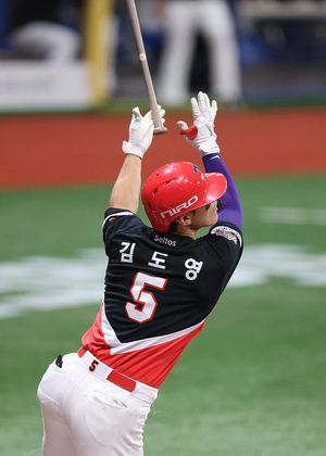 [포토S] 선취 2타점 적시타 날리는 김도영