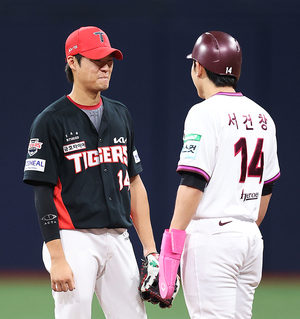 [포토S] 서건창, 김규성과 무슨 이야기를?