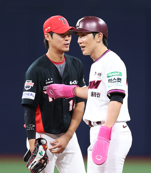 [포토S] 서건창, 김규성을 툭