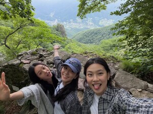 Hyeri, Jisoo, and Jung Hoyeon share candid photos from their first friendship trip