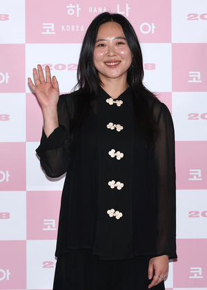 [포토S] 최성재 각본가, 미소 띤 손인사