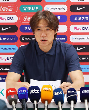 [SPO 현장] 홍명보 감독, 책임 아니라 ‘도망’…진정성 물음표, 질문-답변 없는 일방적인 ‘사퇴 낭독