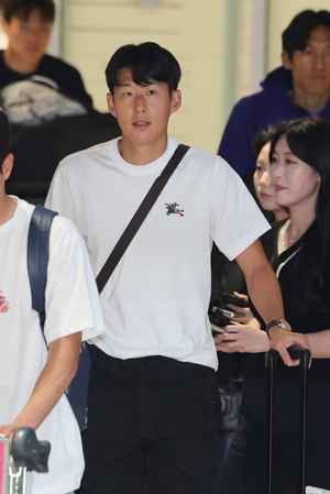 홍명보, 국민께 한마디 묵묵부답, 손흥민은 죄송합니다 …귀국장 분위기도 극과 극 → 팬들 고개 숙이지 마 선수단 위로