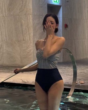 골반 뽕 논란 종결 있지 유나, 수영복 입고 비현실적 S라인 뽐내