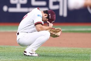 [포토S] 고개 떨군 김윤하
