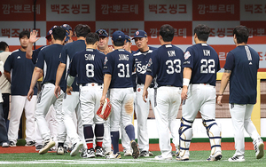 [포토S] 김원형 감독, 선수들과 하이파이브