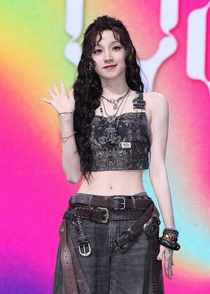 청순 섹시 아이들 우기, 헉! 소리 나는 개미허리