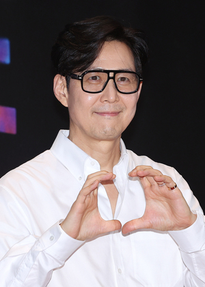 [포토S] 이정재, 왼손 약지에 빛나는 반지