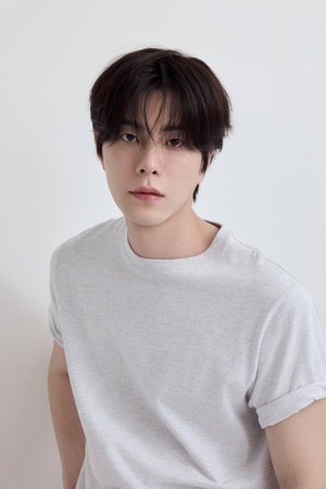 홍종현, 데뷔 이후 첫 연극 무대 오른다… 클로저 출연