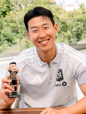 韓 축구 최고가 쏜다! 다저스 선물 받은 손흥민, LAFC도 버블헤드 2만개 뿌린다 → 미소 되찾고 LA 라이벌전 출격 준비